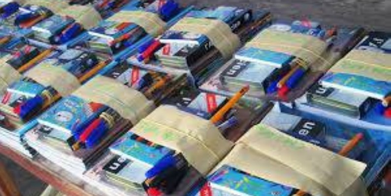 Une vue des kits scolaires offerts par le 1er adjoint au maire, Dr Paul Dakuyo. (DR)