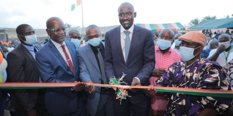 Cérémonie de coupure du ruban marquant l'ouverture officielle de l'école. (DR)