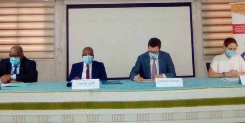 Le président de la Comnat-Alpc, le préfet hors grade Kouadio Yao, 2è à partir de la gauche. (Franck YEO)