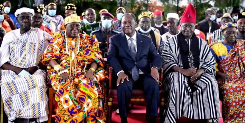 Le Chef de l'Etat, Alassane Ouattara, en compagnie des rois et chefs traditionnels. (DR)
