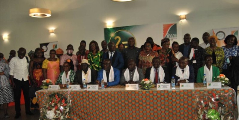 Dr. Joseph Boguifo, président du Conseil d’administration de la Fipme (au centre), entouré des membres. (DR)