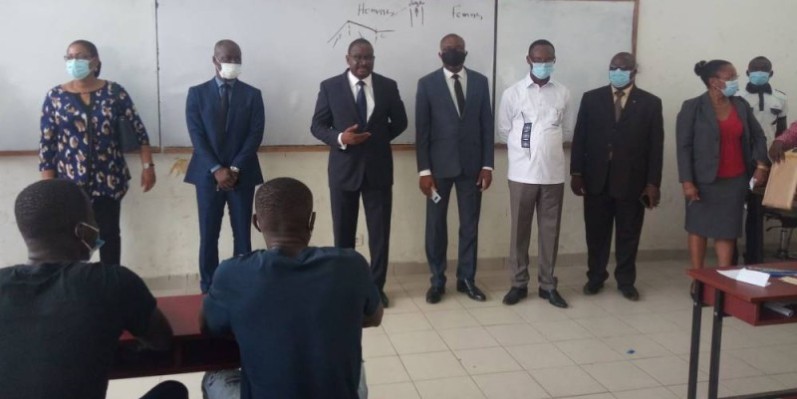 Les candidats écoutant attentivement les conseils des autorités. (DR)