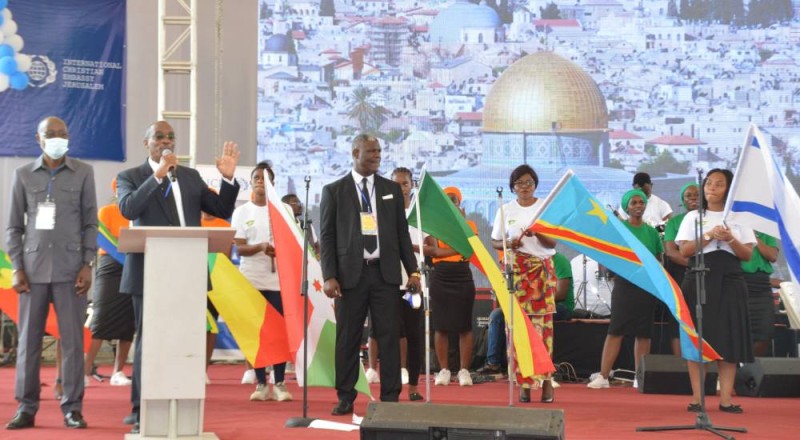 SEM. Claude Sahi, ambassaseur, conseiller du Premier ministre Hamed Bakayoko au pupitre et le DG des cultes Bamba Messamba (debout à sa gauche). (Julien Monsan)