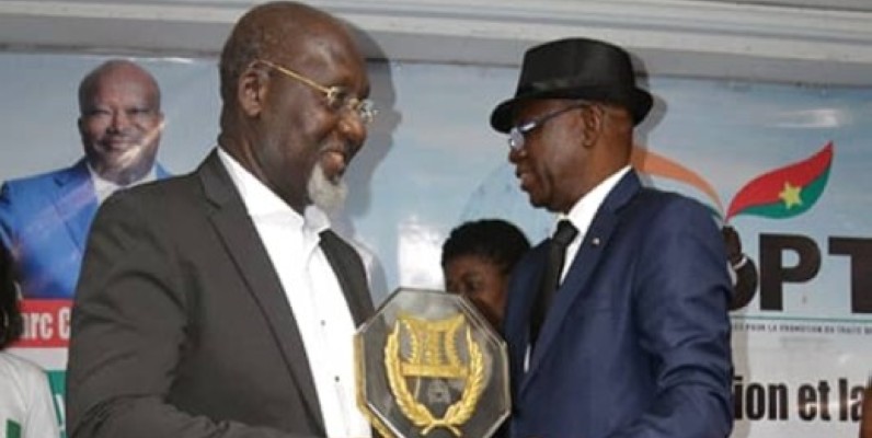 L’ex-ministre Alcide Djédjé (à gauche) recevant son trophée. (DR)