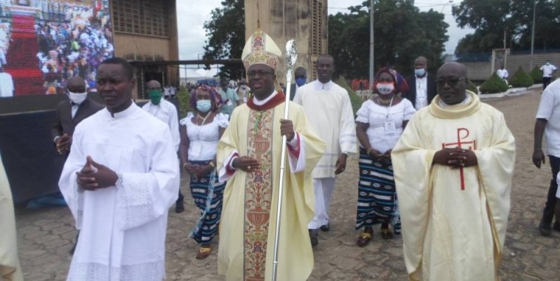 Mgr Jacques Assanvo Ahiwa, l'évêque auxiliaire de Bouaké, à l'extérieur de la cathédrale pour saluer les fidèles qui se sont déplacés massivement pour vivre son ordination épiscopale. (Dr)