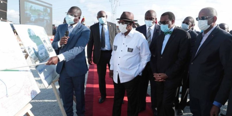 Le Président Alassane Ouattara procédant au lancement des travaux. (DR)