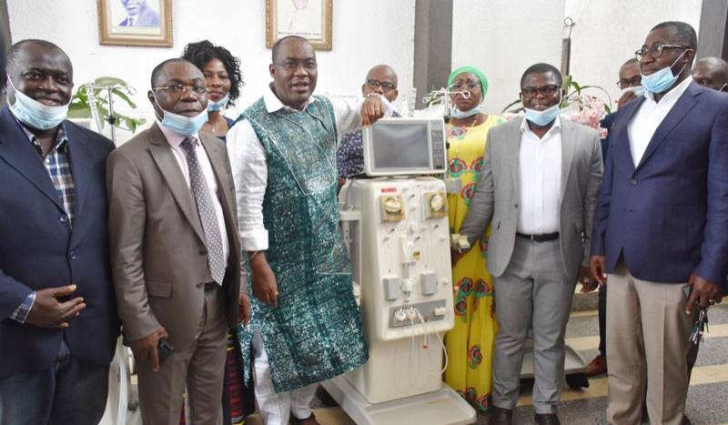 Aby Raoul (en boubou vert), maire de Marcory, heureux de recevoir le don. (DR)