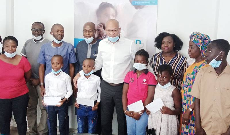 Des enfants des mutualistes et leurs parents autour du DG. (DR)