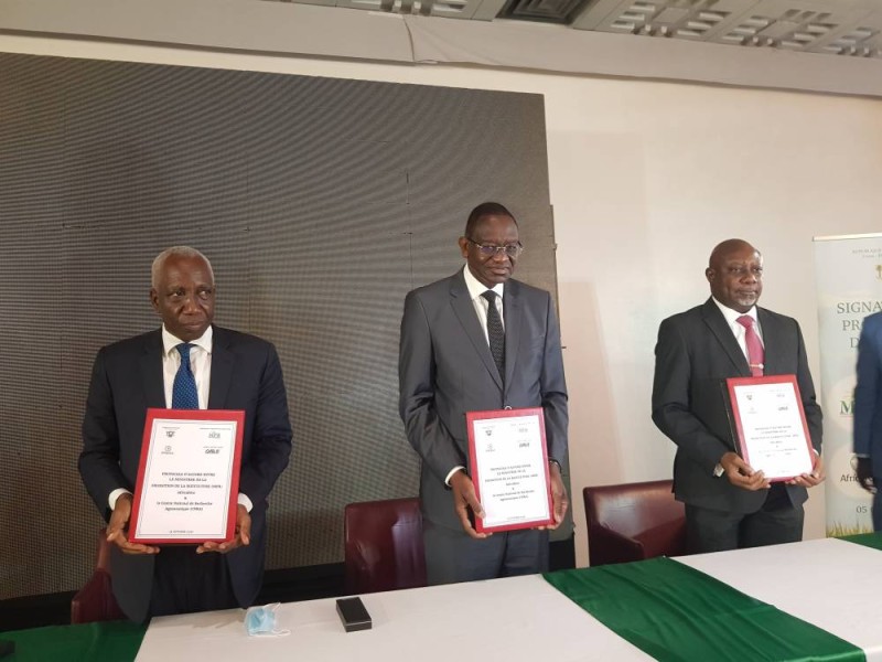 Le ministre de la Promotion de la riziculture, Gaoussou Touré (au centre), et ses nouveaux partenaires ont immortalisé l’instant après avoir parafé les accords. (Dr)