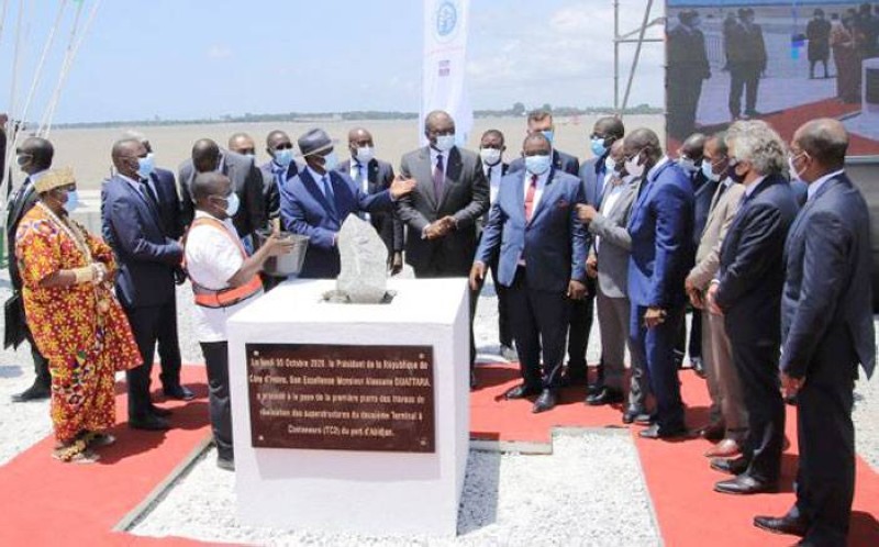 Le Président Alassane Ouattara a donné, lundi, le premier coup de truelle du projet, en présence des membres du gouvernement et d’acteurs de la communauté portuaire. (photos: Poro dagnogo)