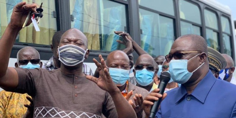 Le ministre Issa Coulibaly (micro en main) remettant les véhicules aux transporteurs de la région du Poro. (DR)