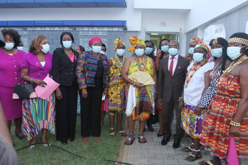 Le représentant du ministre, Dr Ablé Ekissi (en costume), entouré de quelques patientes. (Photo : Dadié Véronique)