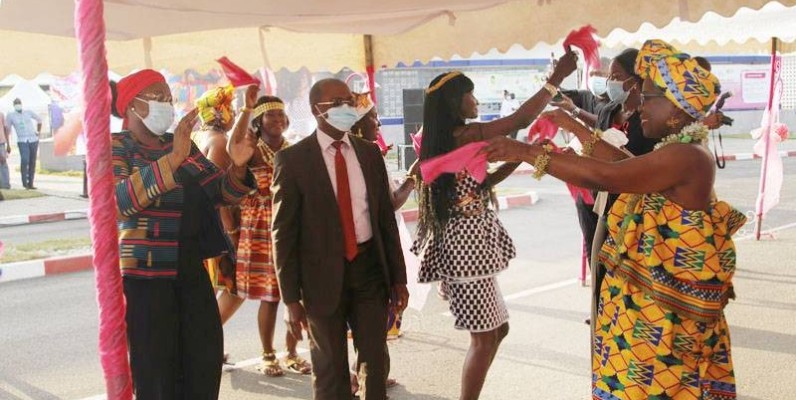 Le ballet des patientes avec le représentant du ministre, Dr Ablé Ekissi et la directrice du Cnrao, Pr Didi-Kouko. (Photo : Dadié Véronique)