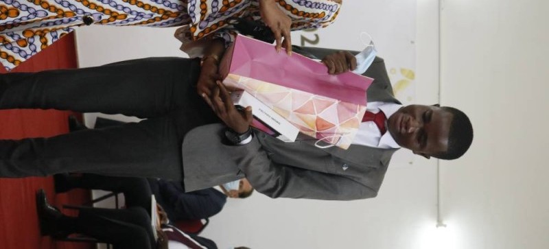 Un étudiant qui reçoit sa récompense. (Photos : Ange Kumassi)