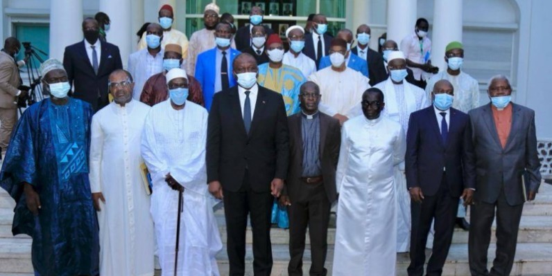 Le Premier ministre Hamed Bakayoko enouré les guides religieux. (DR)