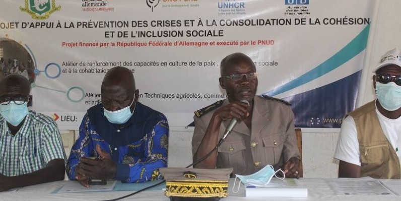 Le secrétaire général de la préfecture Yao Djè (micro en main). (DR)