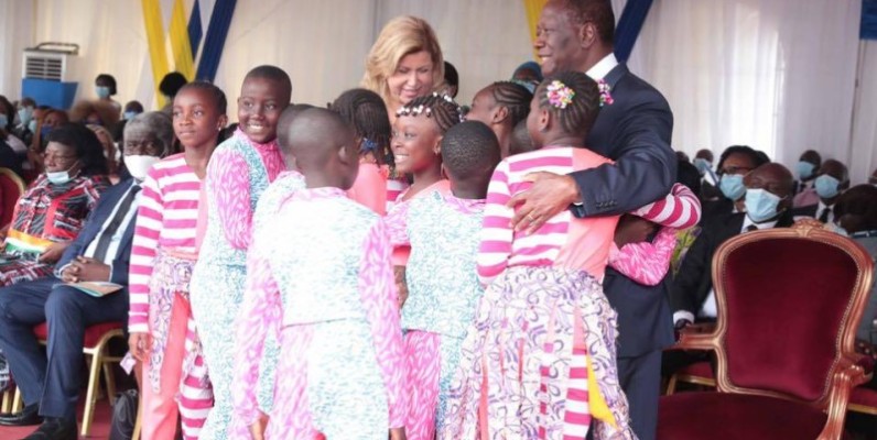le Président entouré d'enfants