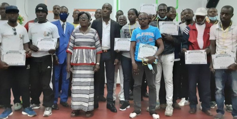 Techniciens et administratifs heureux d'avoir reçu leurs attestations. (DR)
