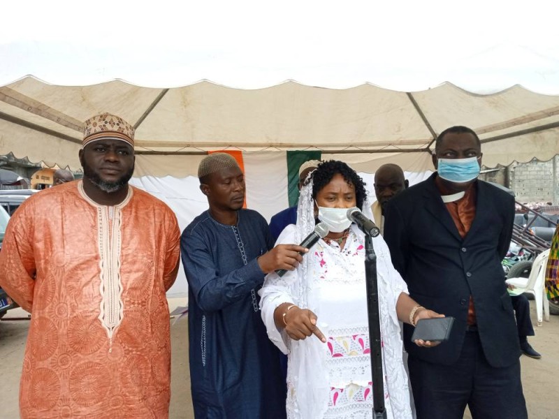 L'imam Diarrassouba Yao Mamadou à l'extrême gauche et Madeleine Yao au micro, ont prôné la paix à la mosquée Al-Imane de Koumassi Remblais. (DR)