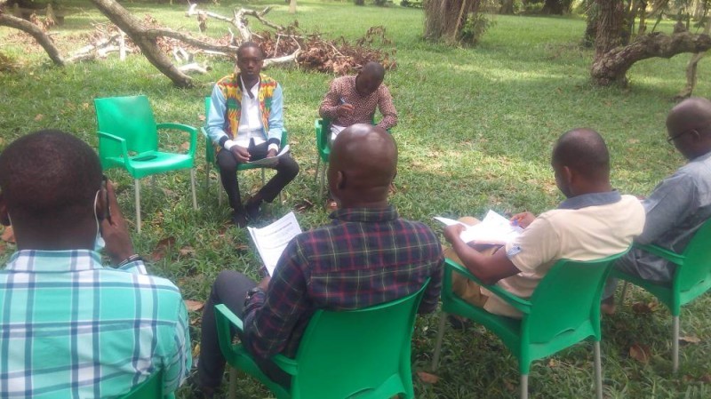 Les membres fondateurs de vert ivoire reflechissent sur les textes de l'association. (DR)
