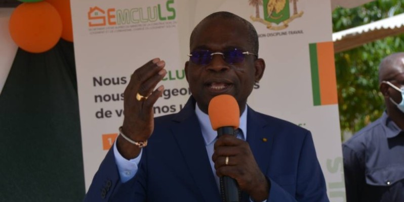 Le secrétaire d’État, Koffi N'Guessan Lataille, souhaite livrer les premiers logements sociaux sur le site de Songon Kassemblé, en décembre. (Dr)