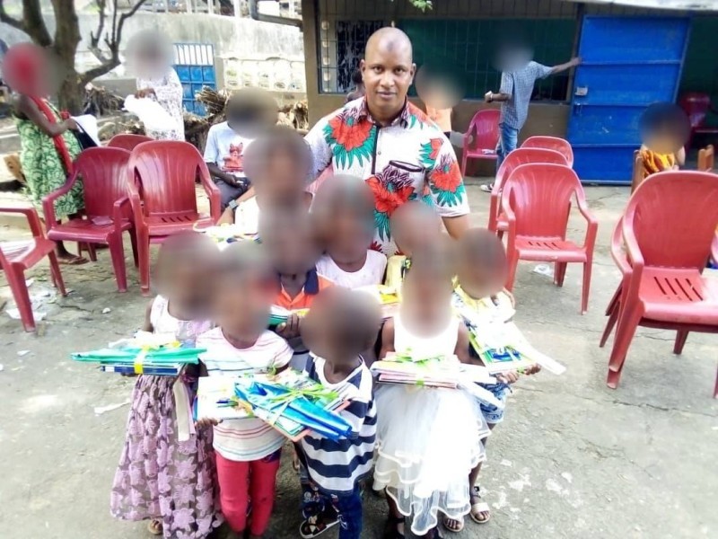 Le président de l'ong Rev heureux de poser avec des enfants (DR)