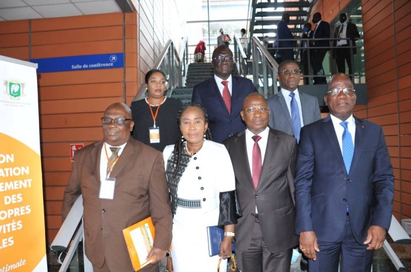 Le directeur général du Trésor public, Assahoré Konan Jacques, à droite au premier plan, a exhorté les collectivités territoriales à s'approprier le système électronique de collecte des recettes. (DR)