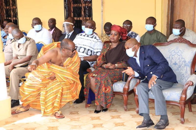 Le nouveau roi du Djuablin échangeant avec le ministre Siandou Fofana. (DR)