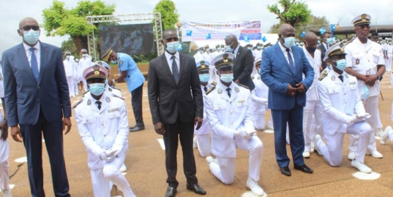  Les élèves officiers de la promotion sortante, reçoivent leurs épaulettes de la part des ministres et de quelques personnalités. DR