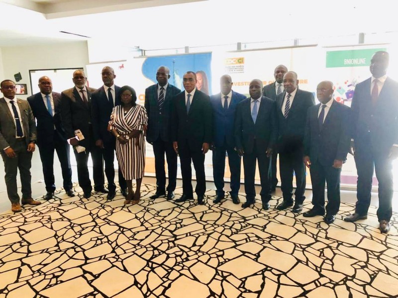 Photo de famille avec les autorités, les acteurs de l’écosystème financier ivoiriens et les partenaires du projet qui vient de prendre forme (DR)