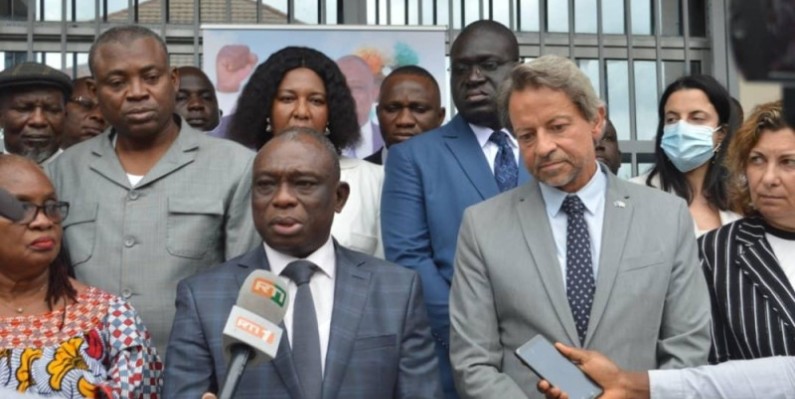 KKB entouré des diplomates qu’il a reçus à son quartier général, à Cocody. (Photo: Dr)
