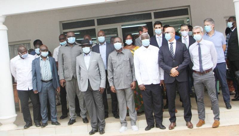 Une photo de famille pour immortaliser la cérémonie de signature du contrat. (DR)