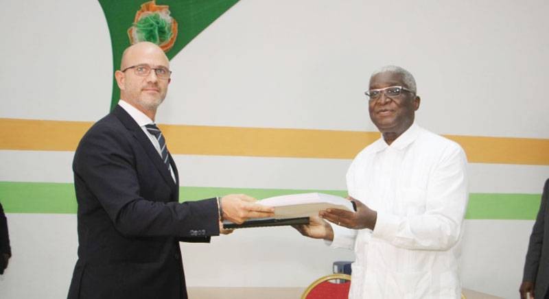 Échange de documents entre un des responsables de Mota Engil Africa et le maire de Bouaké. (DR)