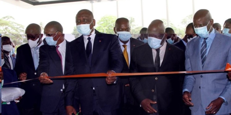Le Premier ministre Hamed Bakayoko coupant le ruban inaugurant ainsi les tours A et B. (Joséphine Kouadio)