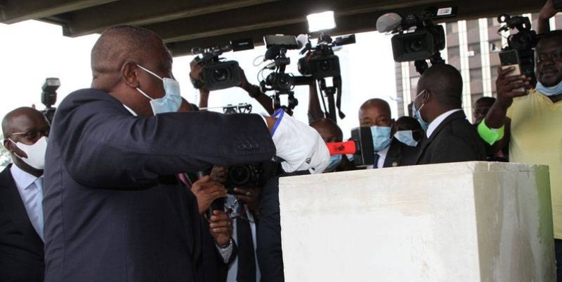 Le Premier ministre Hamed Bakayoko lançant les travaux de réhabilitation de la Tour  C. (Joséphine Kouadio)
