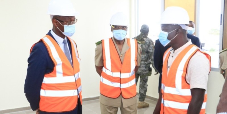 Le ministre Moussa Sanogo (à gauche), se faisant expliquer l’état d’avancement des travaux de rénovation du bâtiment des recettes principales des Douanes. (photos : Dr)