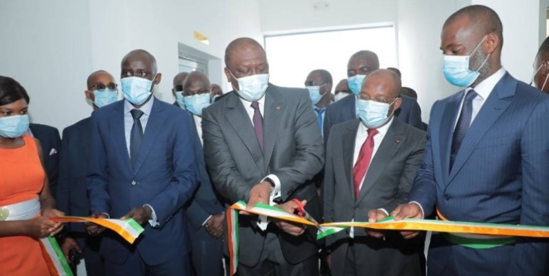 Le Premier ministre Ahmed Bakayoko a procédé à la coupure du ruban symbolique, marquant la mise en service officielle des postes sources de Bingerville et Anani.