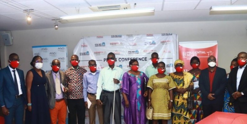 Les participants à la conférence ont posé pour la postérité. (Dr)