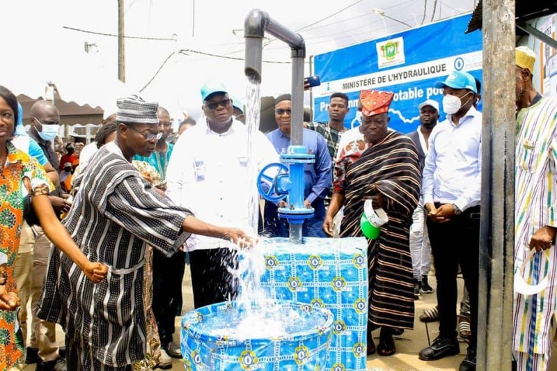 Le ministre de l'Hydraulique, Laurent Tchagba à l'ouverture de la potence pour matérialiser l'accès à l'eau potable (DR)