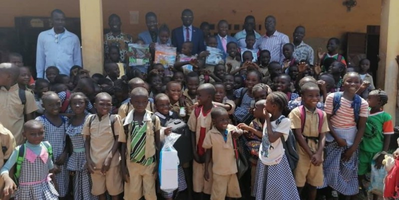 Les donateurs et les enfants récipiendaires tous heureux. (DR)