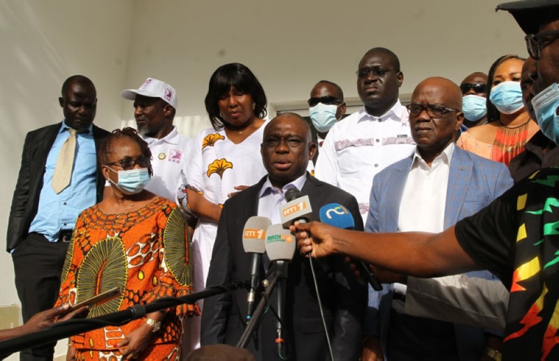 




Le candidat KKB face à la presse, après l’audience avec la délégation de la Cedeao. (PHoto :  Véronique Dadié)