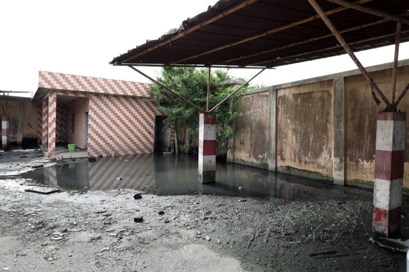 Le parking arrière pris en otage par les eaux de pluie mêlées à celles de la lagune laisse à désirer. (Honoré Bosson)