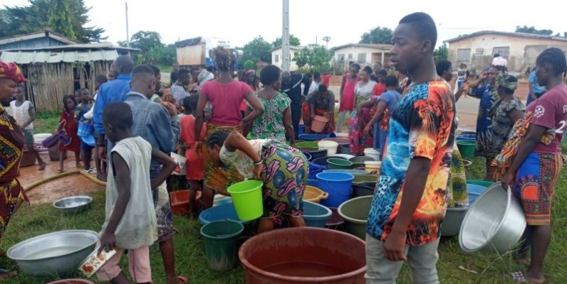 Une séance de ravitaillement en eau potable à Kpapékou. (DR)