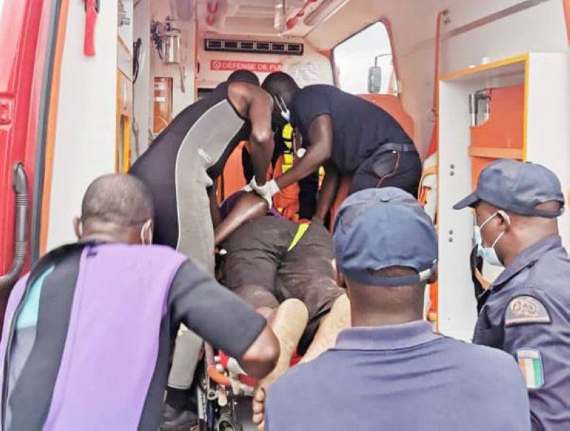 Les sapeurs-pompiers transportant la victime. (Gspm)