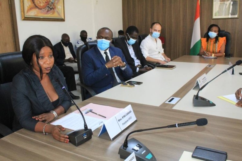 presseAu premier plan, M’ma CAMARA, présidente de l’Association de la presse étrangère en Côte d’Ivoire (Apeci)