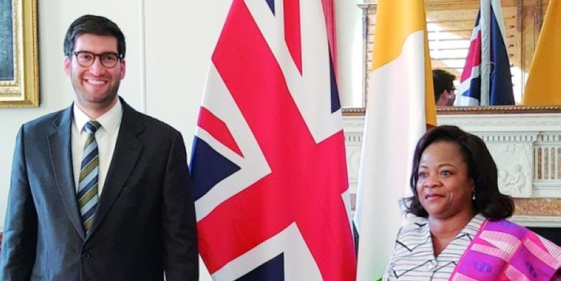 L’accord a été paraphé par le ministre du Commerce international de la Grande-Bretagne Ranil Jayawardena et Son Excellence Sara Affoué Amani, ambassadeur de Côte d’Ivoire au Royaume-Uni. (Dr)