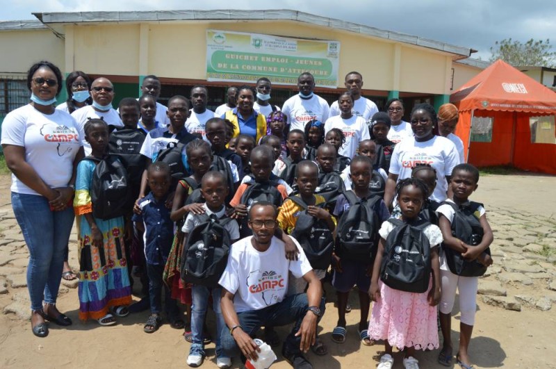 : Quelques élèves posant ici avec des responsables du Campc et du Lions club Abidjan Arabusta. (DR)