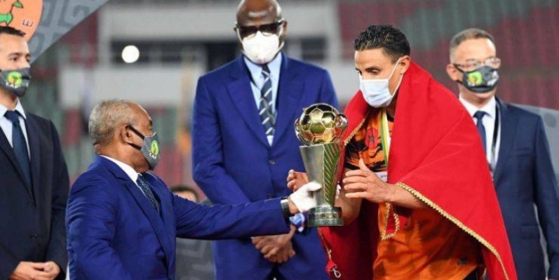 Le capitaine de Berkane recevant le trophée des mains du président de la Caf. (Dr)