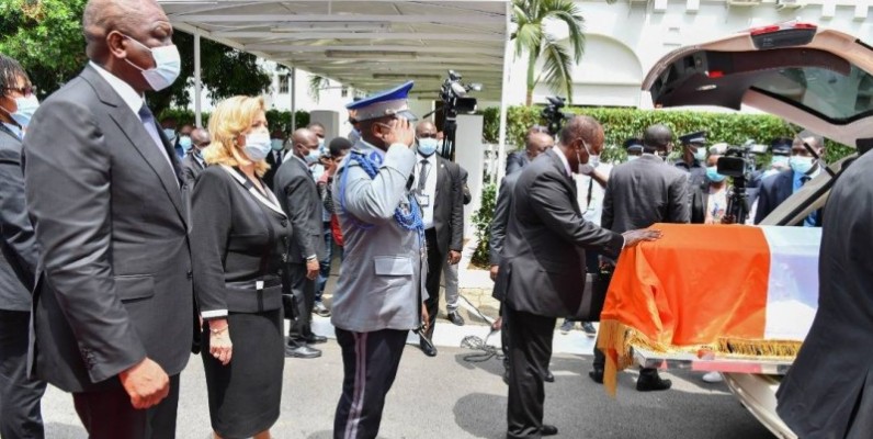 Le Chef de l’État, Alassane Ouattara se recueille sur le cercueil du défunt. (Dr)