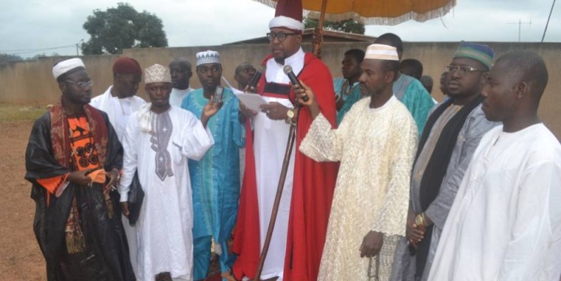 L'Imam principal de la grande mosquée, Ali N'Guessan (au micro), a prôné la paix dans cette période délicate que traverse Daoukro.